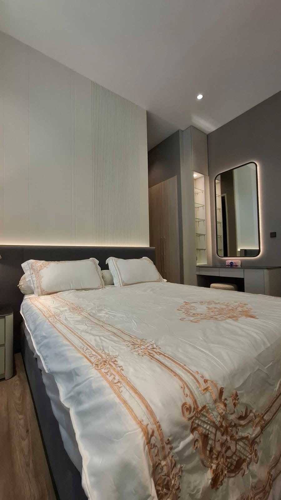 Kamar utama dengan headboard fluted dan LED tersembunyi